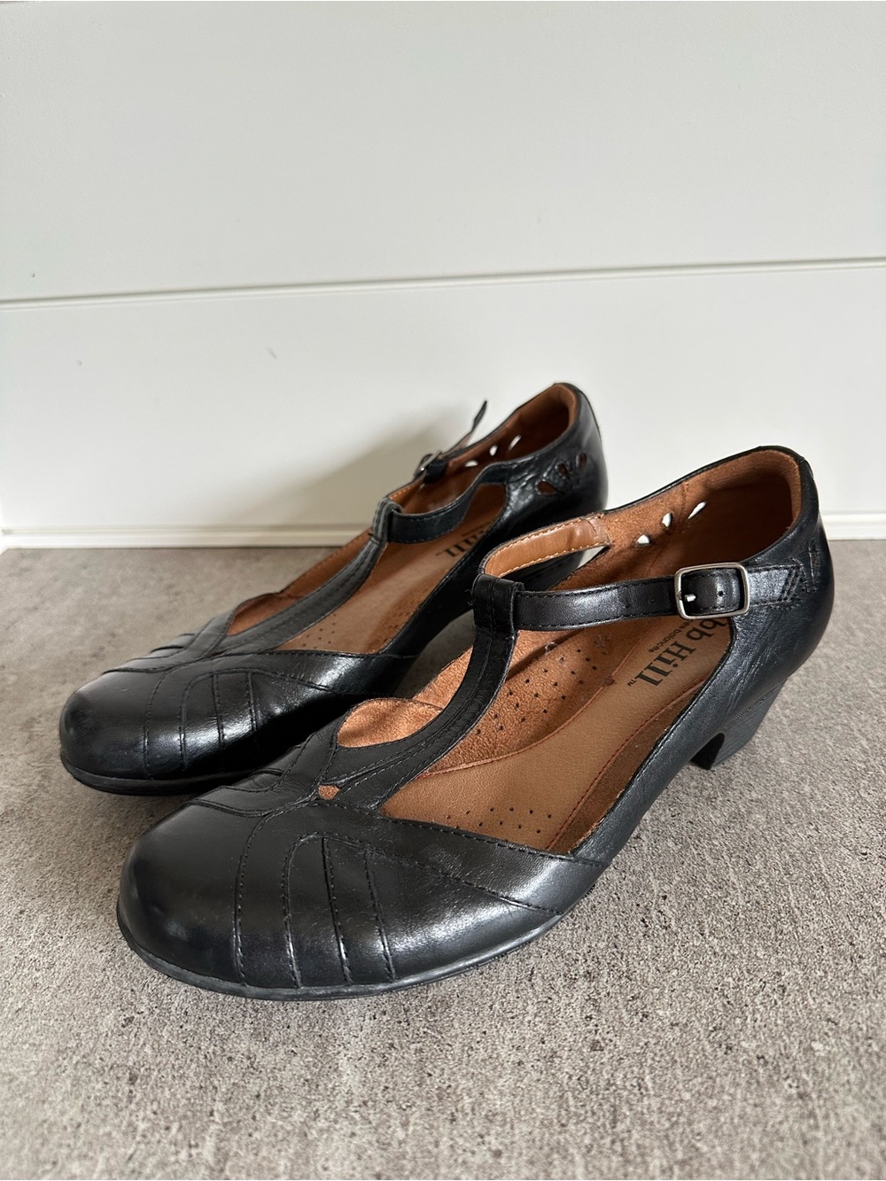 Cobb Hill By New Balance Leather Black T-Strap Low Heel Pumps Women’s Size 9